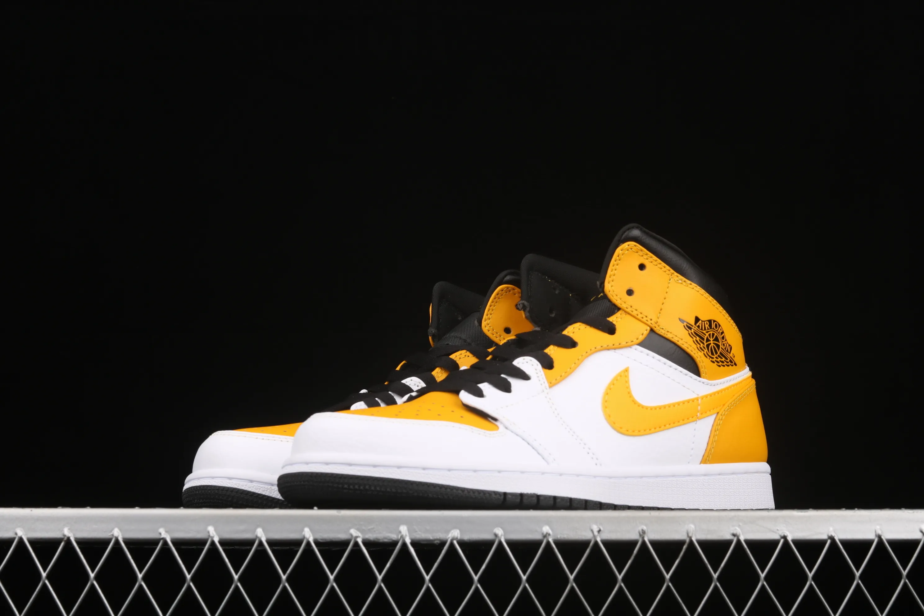 All categories Air Jordan Jordan series basketball shoes Air Jordan 1 Mid Air Jordan 1 Mid AJ1 Joe 1 white and yellow Zhongbang basketball shoes 554724-170
